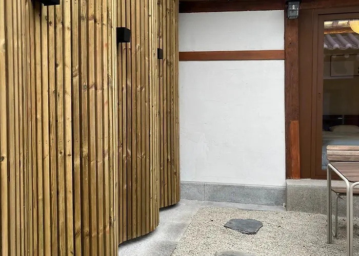 Hausda Insa Private Hanok Angukstation 1min 3r2b 4bed 9p Gyeongbokgung Yard Appartement