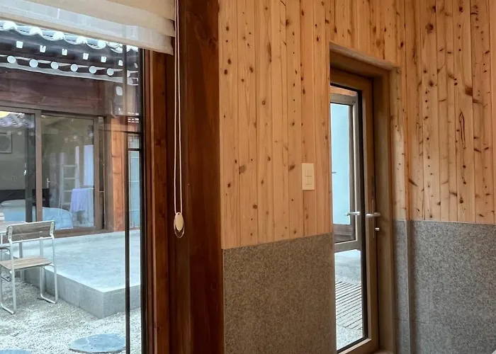 Hausda Insa Private Hanok Angukstation 1min 3r2b 4bed 9p Gyeongbokgung Yard Appartement
