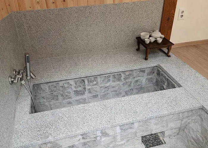 Hausda Insa Private Hanok Angukstation 1min 3r2b 4bed 9p Gyeongbokgung Yard *